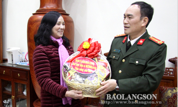 Thăm, tặng quà người có uy tín