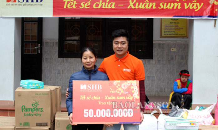 SHB Lạng Sơn tặng quà tại Mái ấm tình thương Vinh Sơn