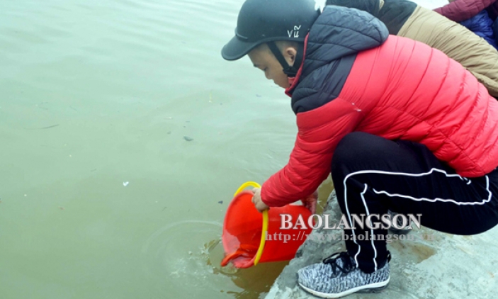 Người dân thành phố Lạng Sơn thả cá chép tiễn ông Công, ông Táo đảm bảo nếp sống văn minh