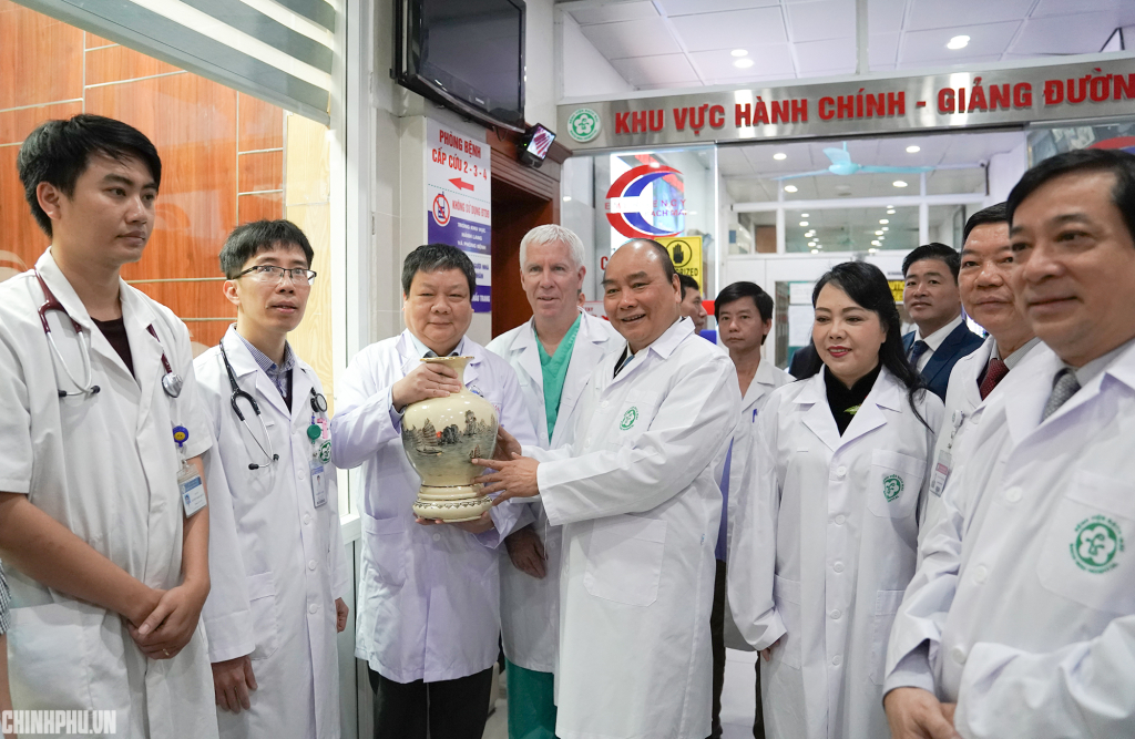 Thủ tướng: Cần tôn vinh những ‘anh hùng thầm lặng’ của ngành y