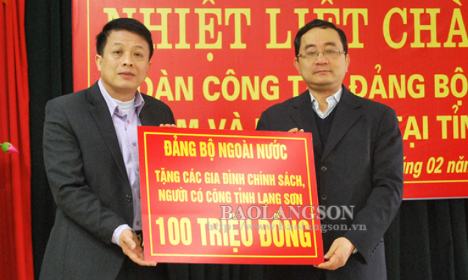 Đoàn công tác Đảng bộ Ngoài nước thăm, tặng quà thương, bệnh binh và gia đình chính sách tại Lạng Sơn