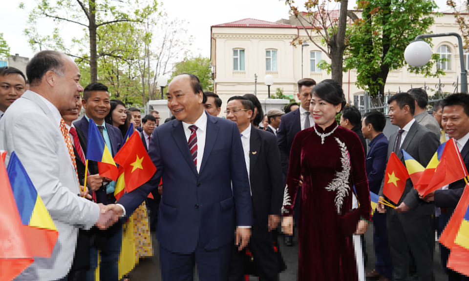 Thủ tướng thăm hỏi bà con kiều bào tại Romania