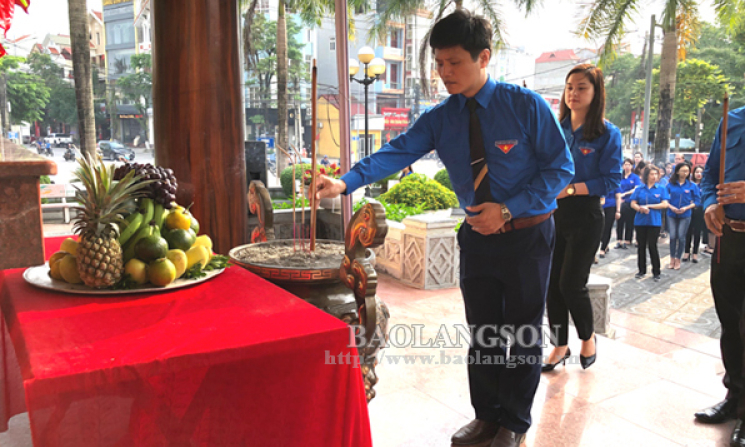 Dâng hương kỷ niệm 129 năm ngày sinh Chủ tịch Hồ Chí Minh