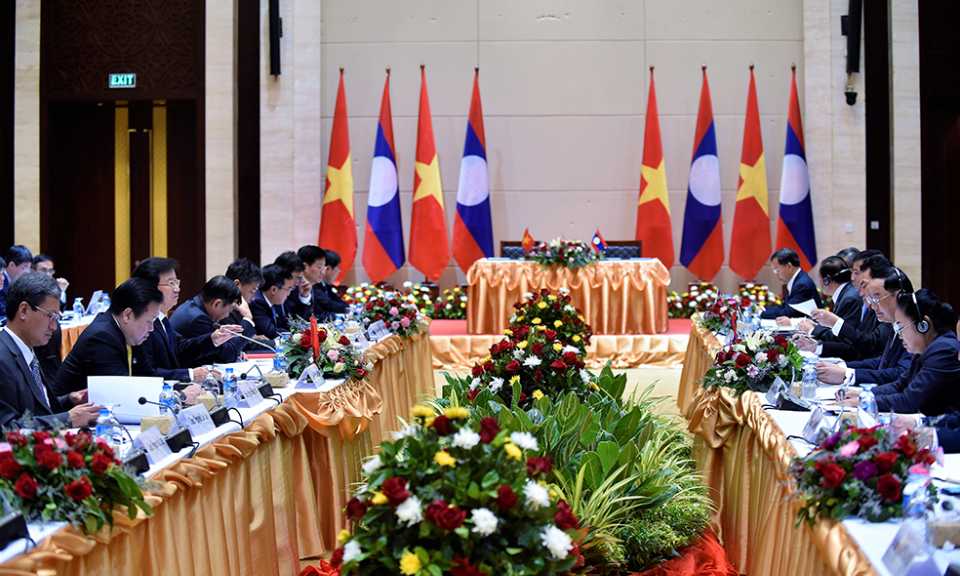 Phó Thủ tướng Trịnh Đình Dũng thăm làm việc tại Lào