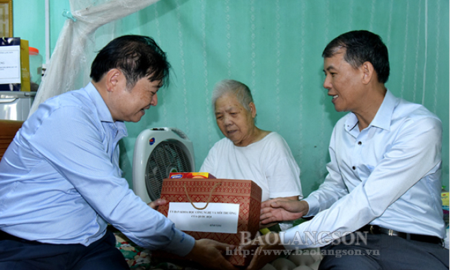 Thăm, tặng quà, dâng hương các anh hùng liệt sỹ
