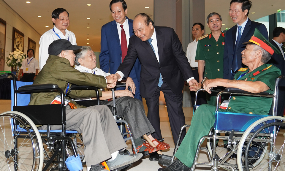 Những tấm gương sáng lay động lòng người, thôi thúc chúng ta