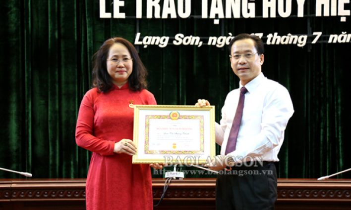 Trao tặng huy hiệu 30 năm tuổi Đảng cho đồng chí Bí thư Tỉnh ủy