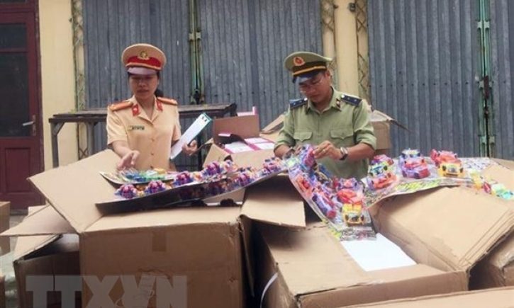 Bắt giữ xe đầu kéo chở hàng chục ngàn đồ chơi nhựa không rõ nguồn gốc