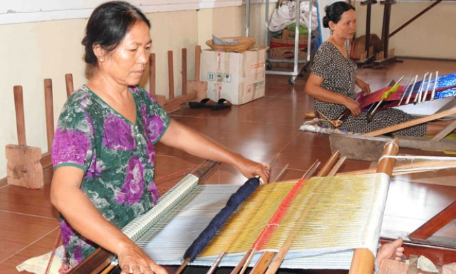 Khôi phục và bảo tồn hoa văn cổ trong sản phẩm dệt thổ cẩm Chăm Ninh Thuận