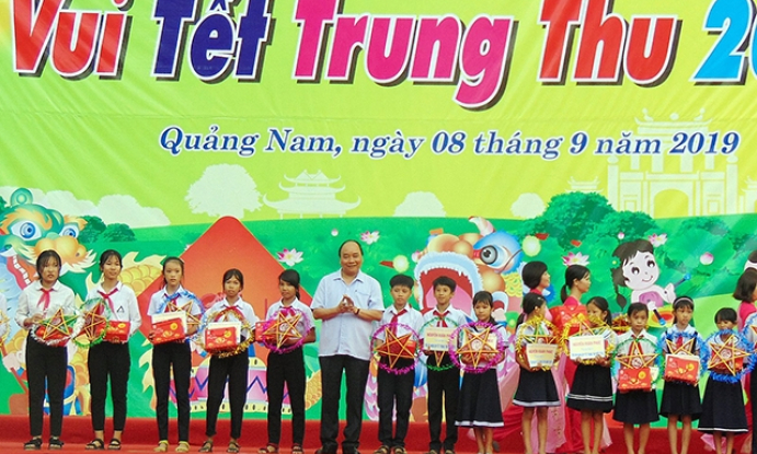 Thủ tướng Nguyễn Xuân Phúc tặng quà Trung thu cho trẻ em Quảng Nam