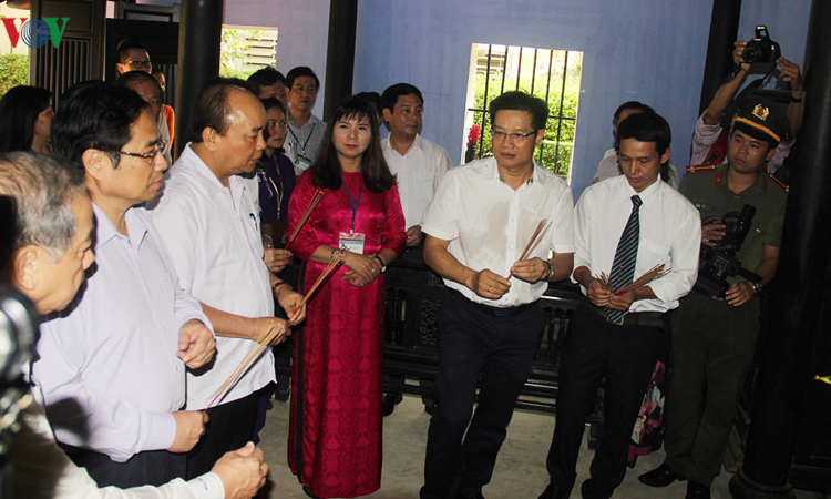 Thủ tướng dâng hương tại Nhà lưu niệm Bác Hồ ở Huế