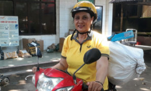Nữ bưu tá tận tụy với nghề