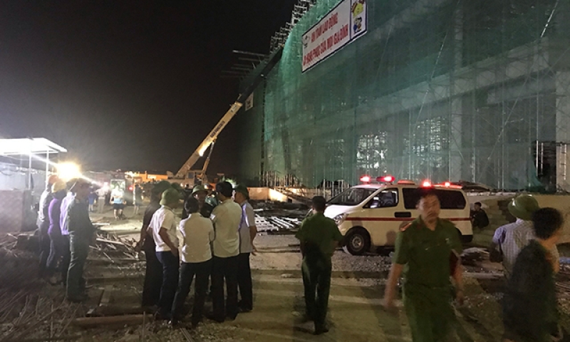 Sập giàn giáo công trình xây dựng, công nhân mắc kẹt và bị thương