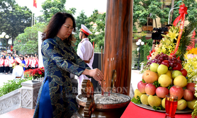 Đoàn lãnh đạo trung ương và tỉnh Lạng Sơn dâng hương kỷ niệm 110 năm ngày sinh đồng chí Hoàng Văn Thụ