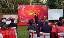 Đầm ấm Tết Việt khắp muôn nơi