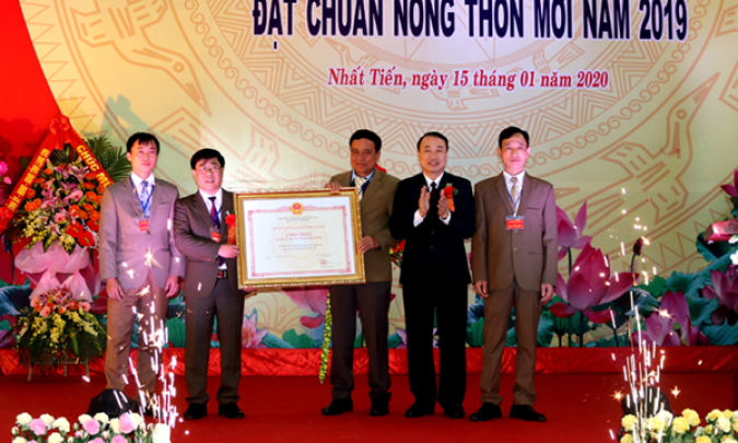 Xã Nhất Tiến đón bằng công nhận xã đạt chuẩn nông thôn mới
