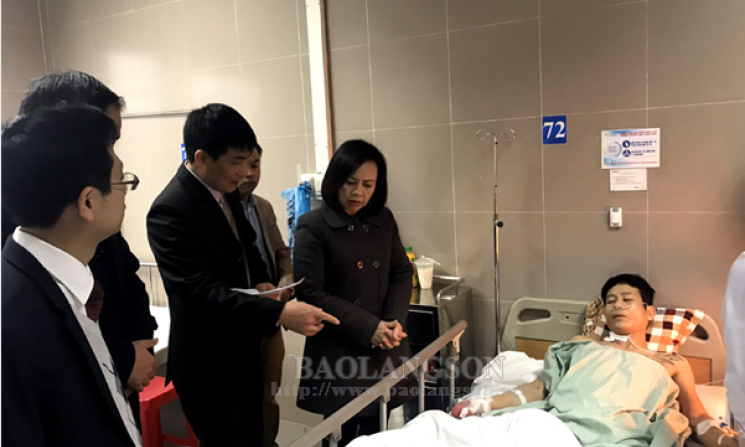 Thăm hỏi nạn nhân trong vụ xả súng ở xã Phú Xá, huyện Cao Lộc