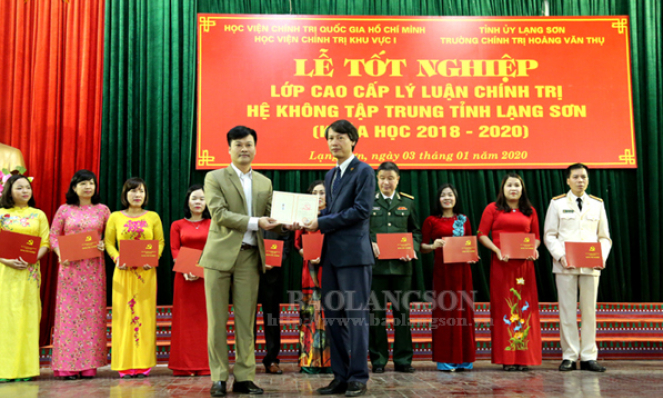 Bế giảng lớp cao cấp lý luận chính trị hệ không tập trung