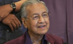 Quốc vương Malaysia chấp thuận đơn từ chức của Thủ tướng Mahathir