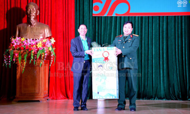 Trao 3.000 sản phẩm chai nước diệt khuẩn tại Lạng Sơn
