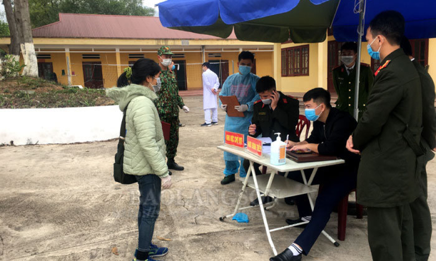 Vận động một phụ nữ trở lại khu vực cách ly