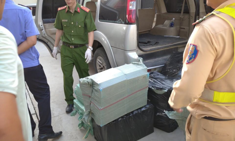 Dùng ô tô biển giả chở 12.000 bao thuốc lá lậu