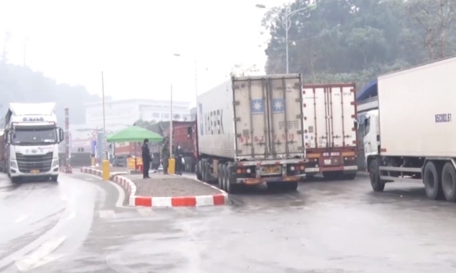 Gần 1.100 phương tiện chở hàng xuất khẩu tồn đọng tại các cửa khẩu