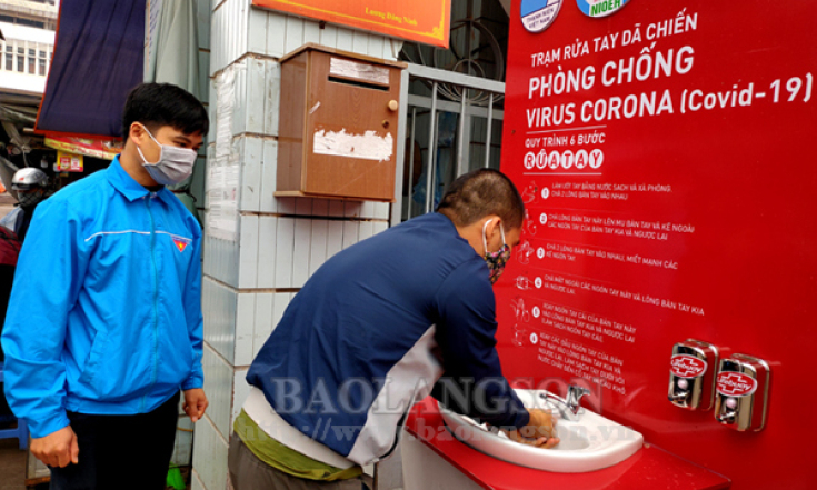 Lắp đặt trạm rửa tay dã chiến tại chợ Đông Kinh