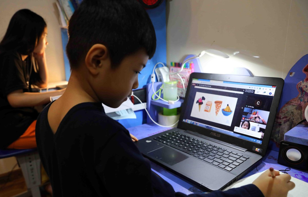 Để học online hiệu quả: Giáo viên, học sinh phải 'vượt núi' khó khăn