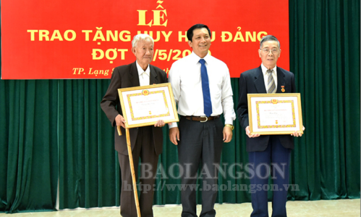 Thành ủy Lạng Sơn trao Huy hiệu Đảng cho 66 đảng viên