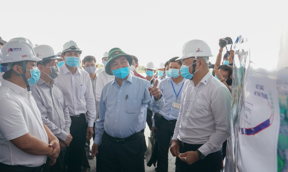 Trên công trường và trong nghị trường