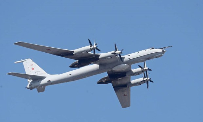 Nga điều máy bay chống ngầm Tu-142 giám sát trên Biển Đen