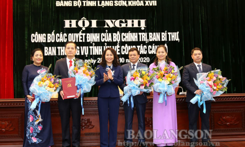Công bố các quyết định về công tác cán bộ