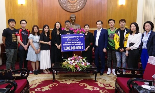 Thêm nhiều tấm lòng ủng hộ đồng bào miền Trung