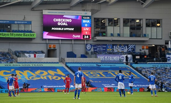 Premier League: Liverpool mất điểm vì VAR, Man City thắng tưng bừng