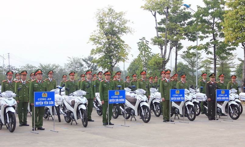 Trang bị xe mô-tô cho lực lượng công an xã chính quy tại các xã vùng sâu, vùng xa
