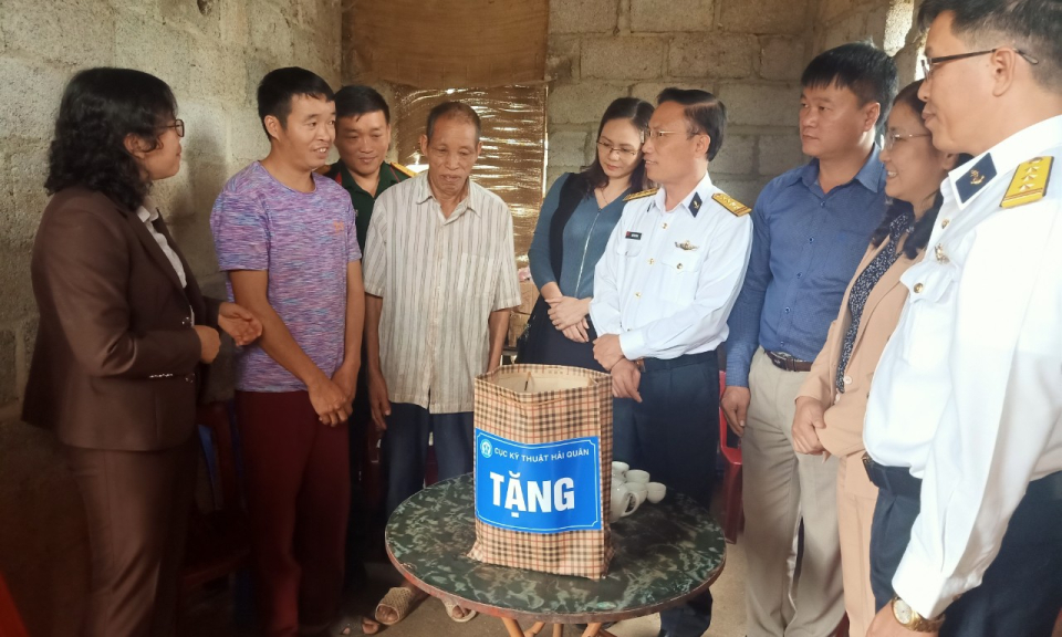 Cục Kỹ thuật Hải quân thông tin chuyên đề về biển, đảo và tặng quà tại Cao Bằng