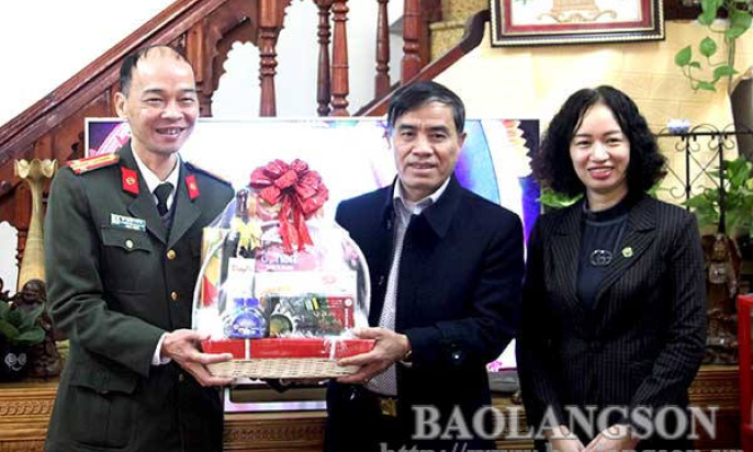 Lãnh đạo thành phố Lạng Sơn thăm, tặng quà người có uy tín