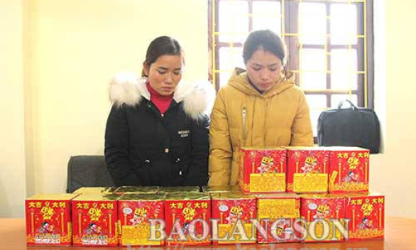 Bắt giữ 2 đối tượng vận chuyển pháo trái phép