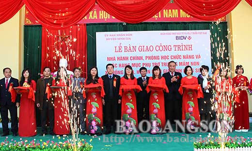 Bàn giao công trình trường học tại huyện Bình Gia