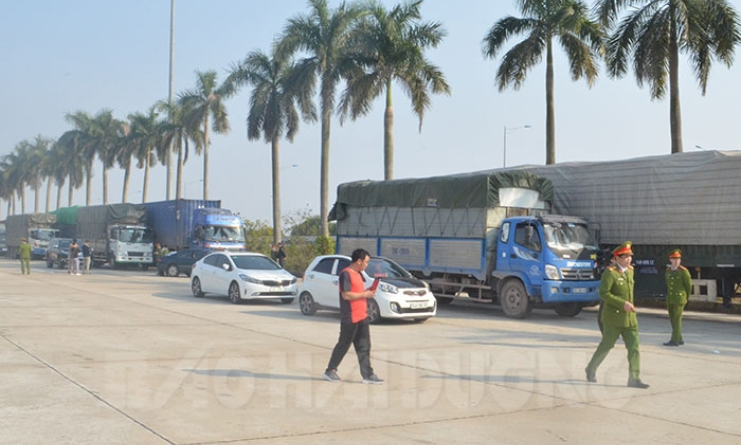Bắt giữ 14 xe chở hơn 300 tấn hàng lậu
