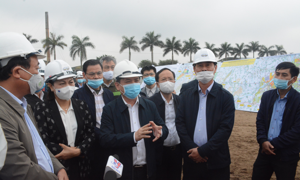 Tư lệnh ngành giao thông 'đốc mặt bằng, siết chất lượng' cao tốc Bắc-Nam