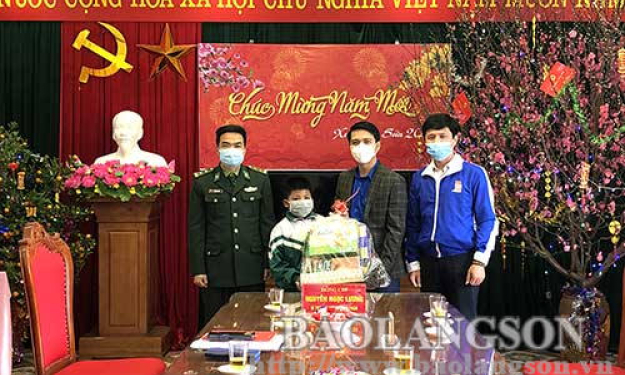 Đoàn công tác Trung ương Đoàn tặng quà tại Lạng Sơn