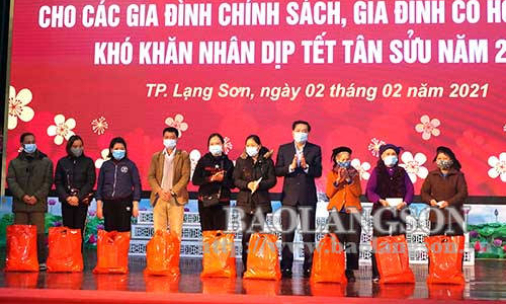 Thành phố Lạng Sơn tặng quà cho gia đình chính sách, gia đình có hoàn cảnh khó khăn