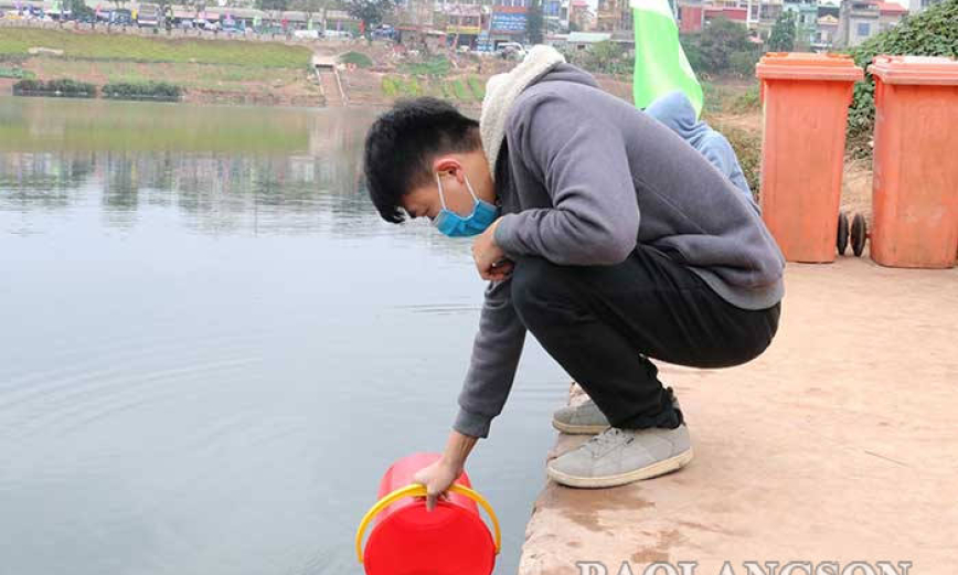 Người dân thực hiện tốt nếp sống văn minh và quy định đeo khẩu trang khi đi thả cá chép