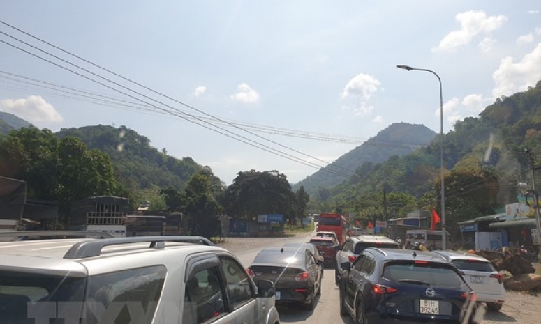 Kẹt xe tại đèo Bảo Lộc, đoàn đua xe đạp tranh cúp TH xuất phát chậm