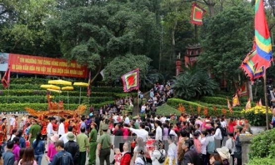 Hàng ngàn du khách về Đất Tổ dâng hương tưởng niệm các Vua Hùng
