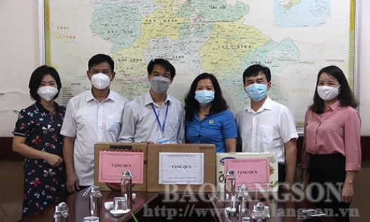 Tặng quà hỗ trợ cán bộ y, bác sĩ phòng, chống dịch Covid-19