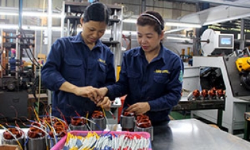 Nữ công nhân “hai giỏi”