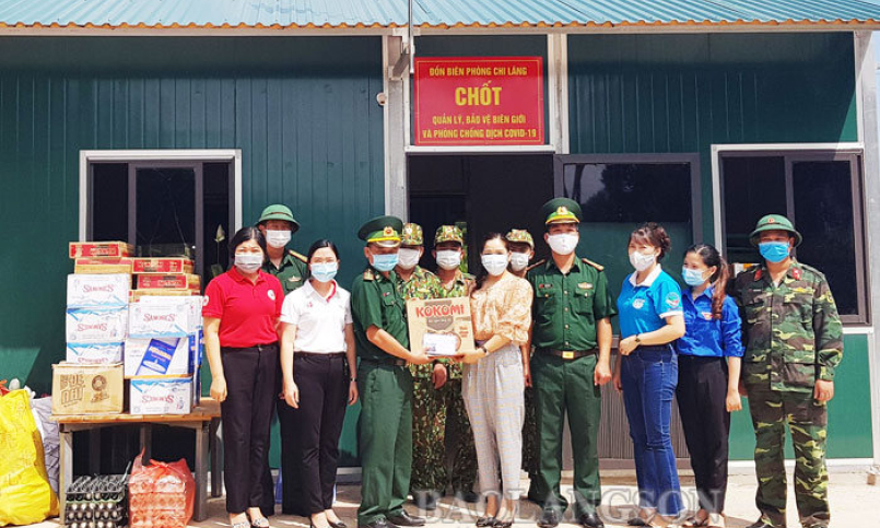 Thăm, tặng quà cho các chốt phòng, chống dịch trên địa bàn